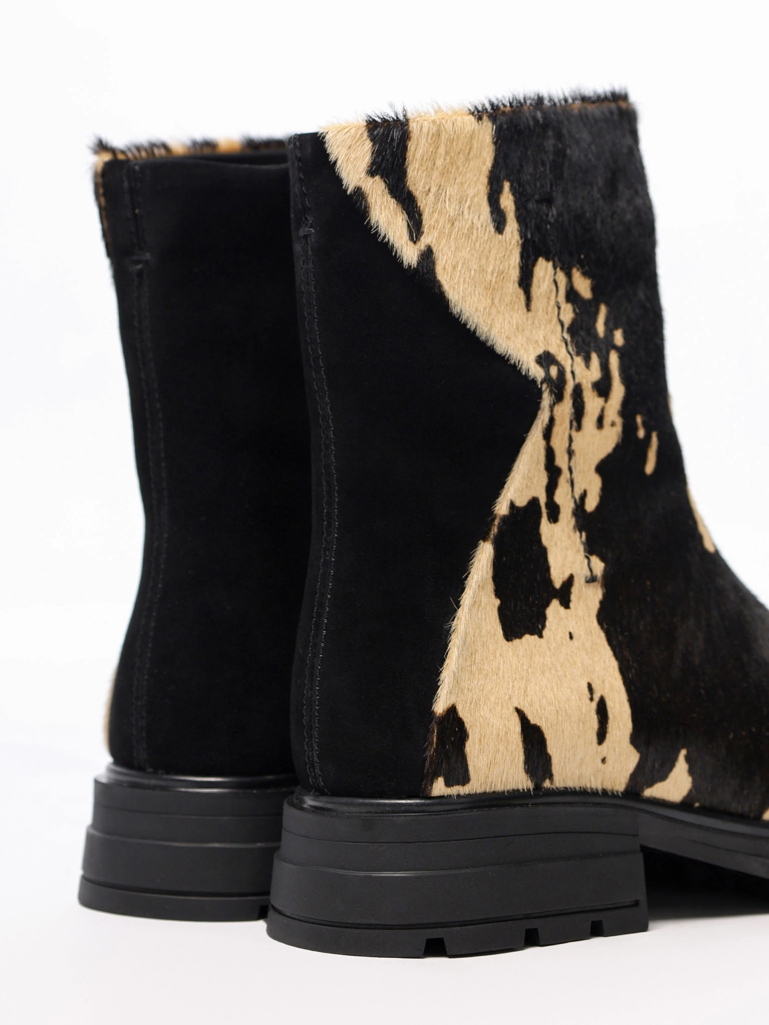 Ботинки комбинированные черного цвета на рельефной подошве